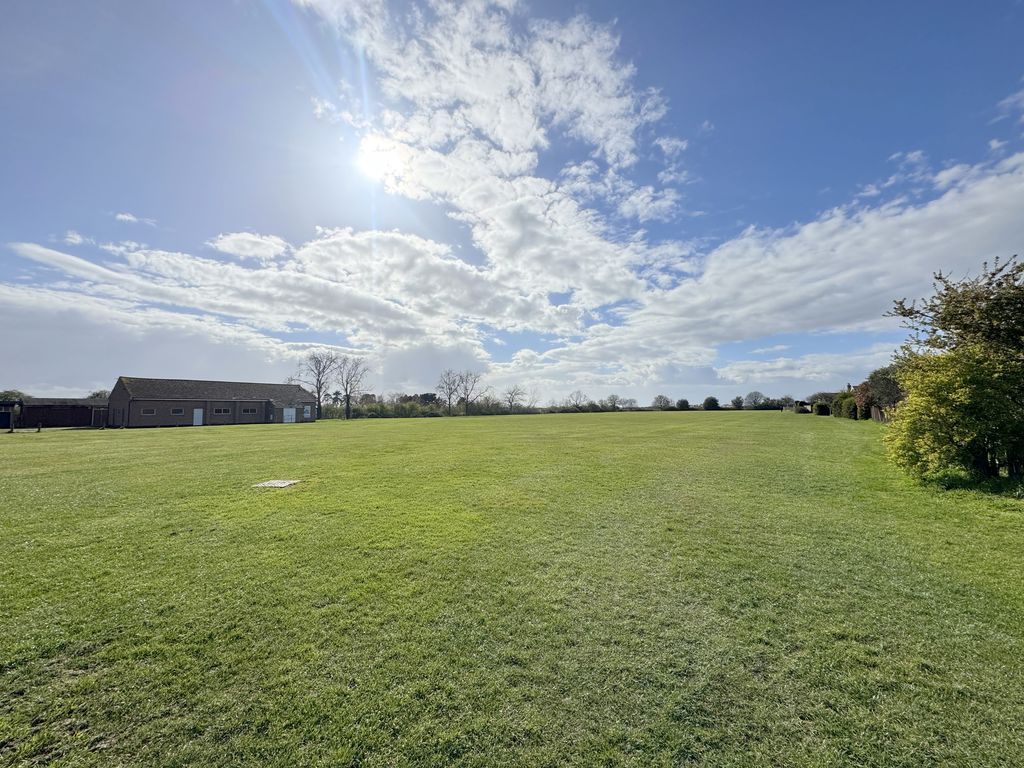 Property photo 2 of 15 Beacon Close