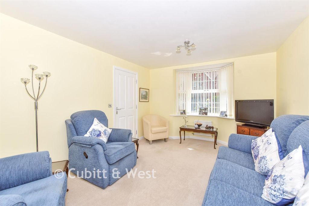 Property photo 2 of 13 Lounge