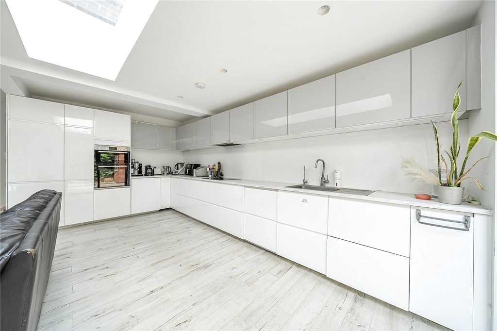 Property photo 2 of 16 Reception/Kitchen
