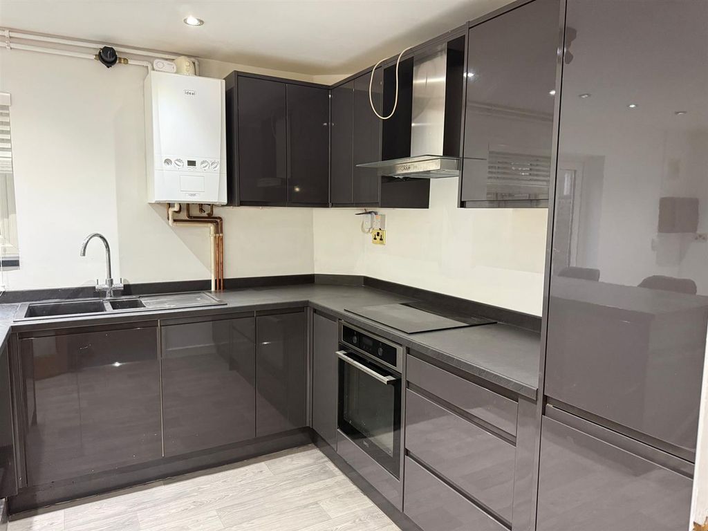 Property photo 3 of 9 Kitchen 2.Jpeg