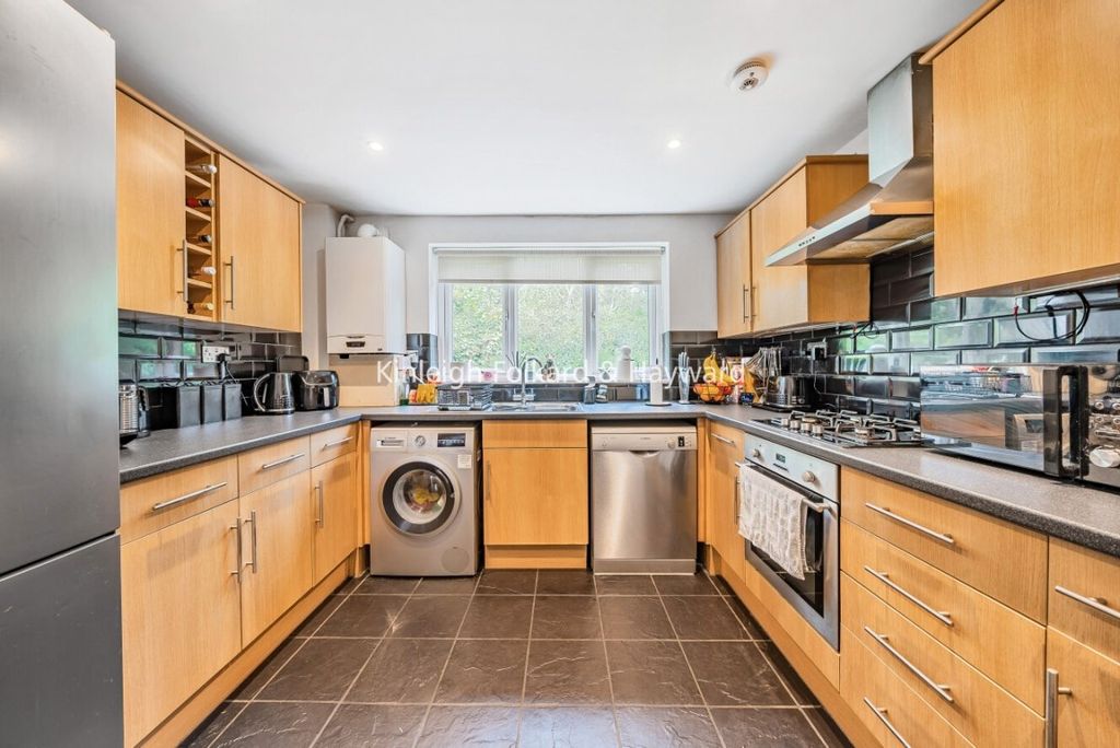 Property photo 3 of 17 15d0Aeac-425c-41cc-A