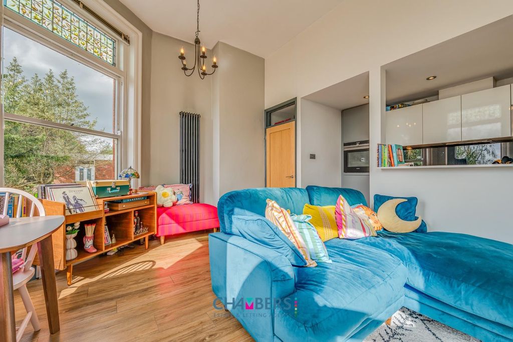 Property photo 2 of 28 Lounge