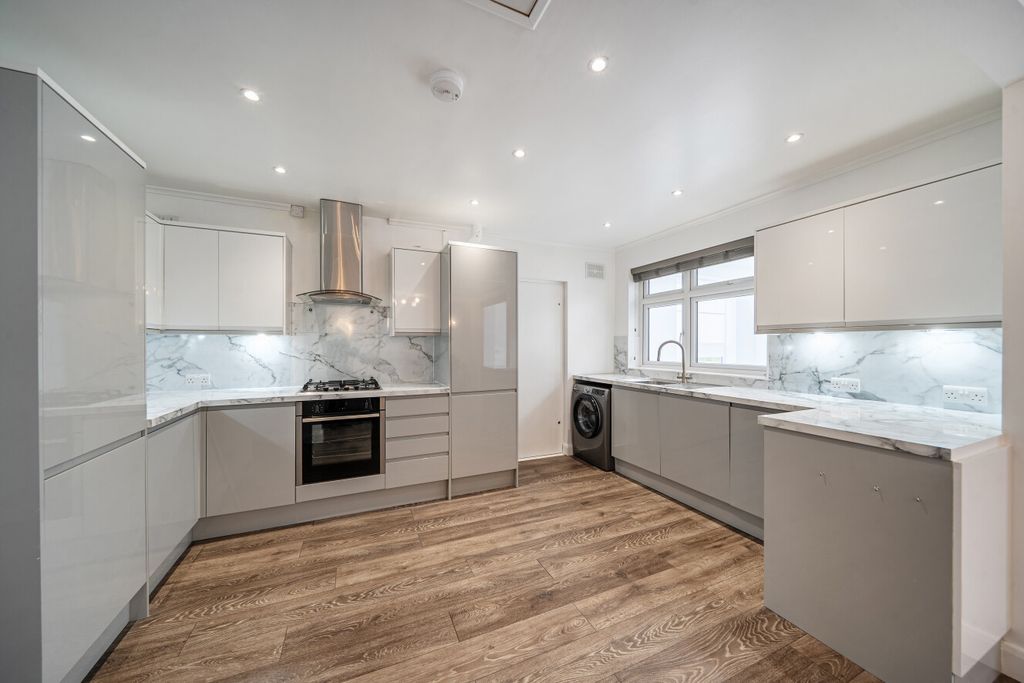 Property photo 2 of 22 1455794-8-69Fb68c...