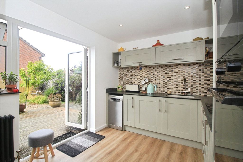 Property photo 3 of 9 Fitted Kitchen