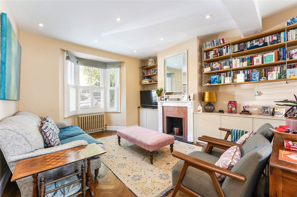 Property photo 2 of 12 15 Trott Street Lond