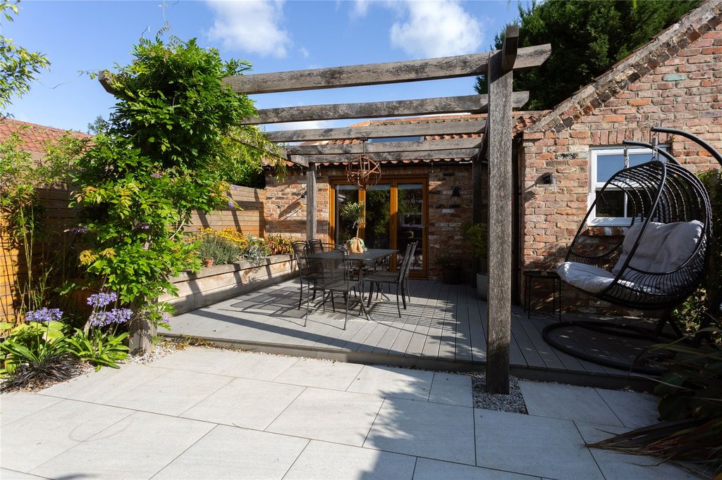 Property photo 3 of 18 Courtyard