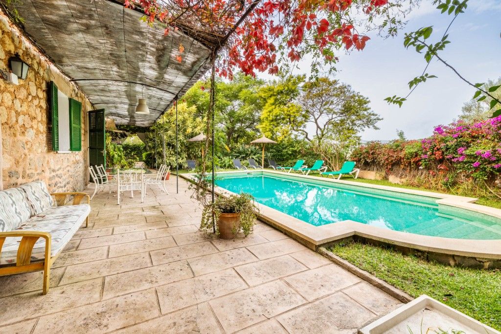Property photo 2 of 20 Pool Area (6)