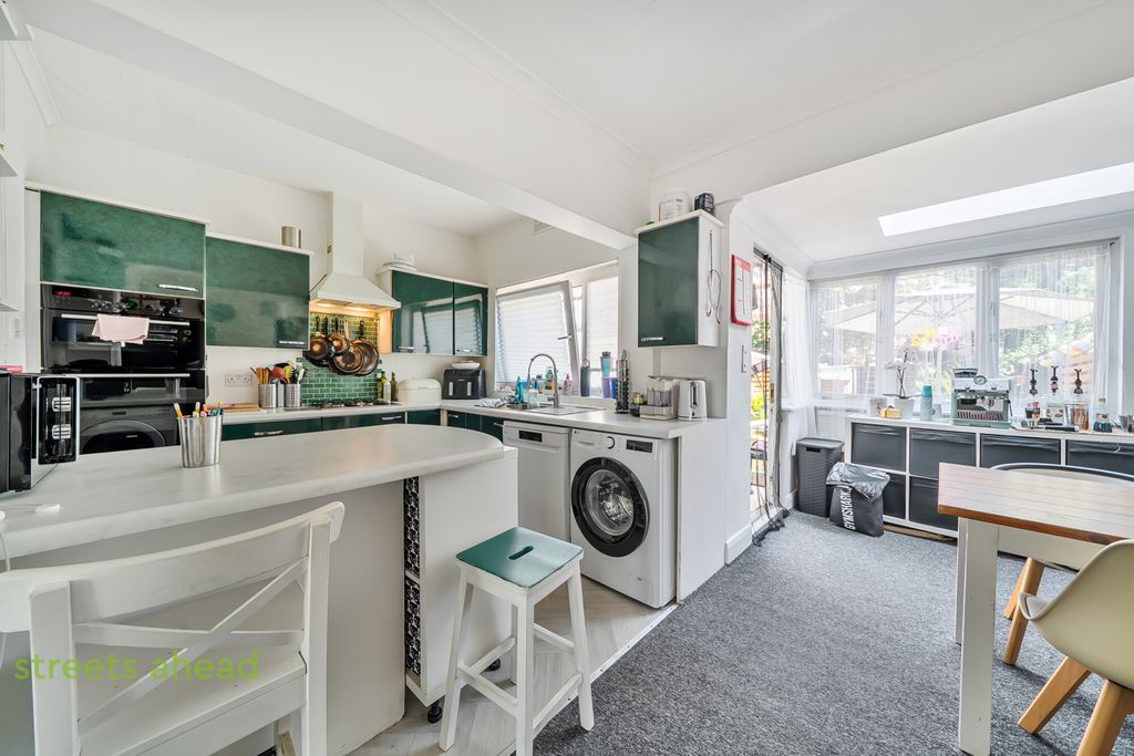 Property photo 3 of 13 9F07c943-5F3F-4Fa...
