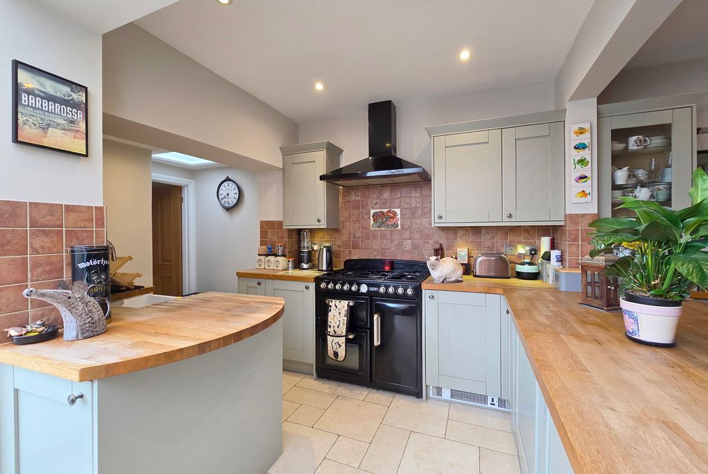 Property photo 3 of 10 24 Wr Kitchen