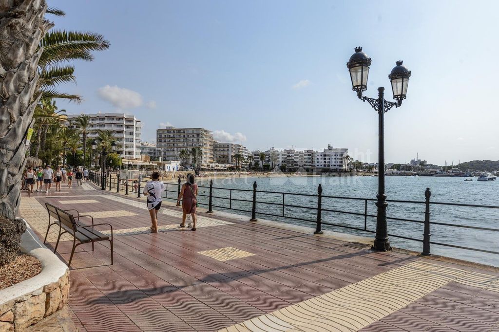 Property photo 2 of 26