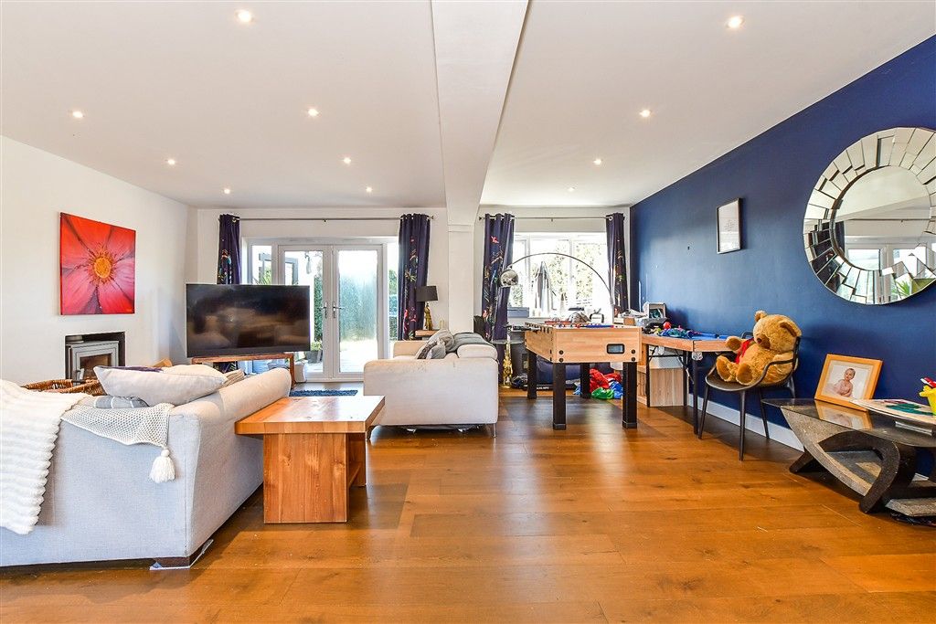 Property photo 3 of 19 Lounge