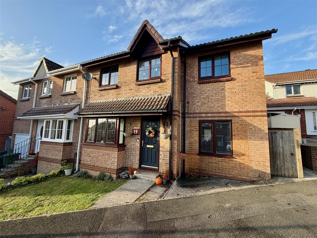 Property photo 1 of 18 Wellfield Close