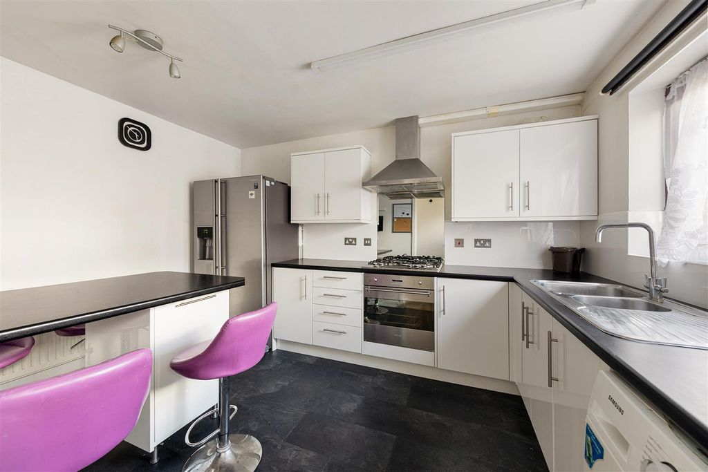 Property photo 2 of 18 Corn Way E11