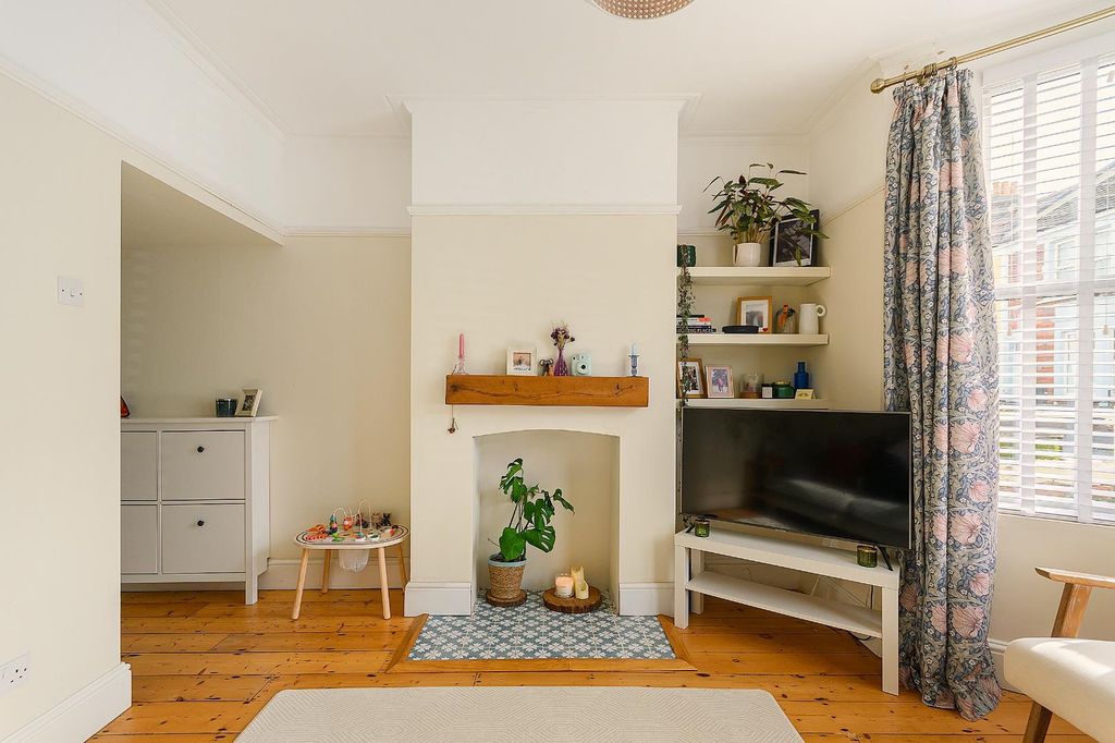 Property photo 1 of 30 2M3Svp - Living Room B.Jpg