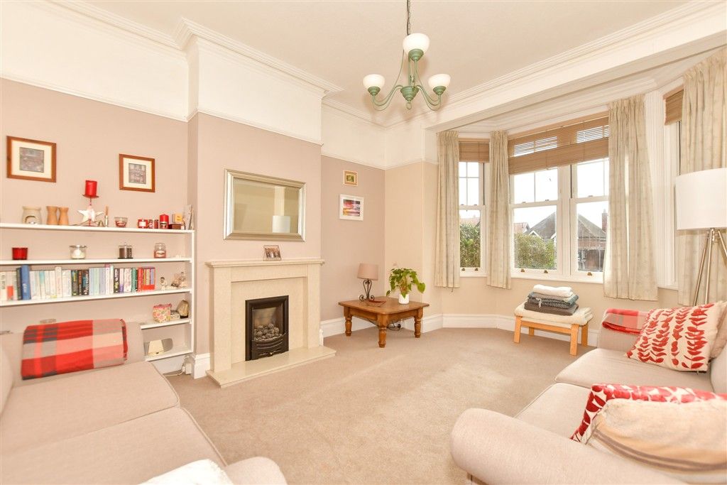 Property photo 3 of 20 Lounge