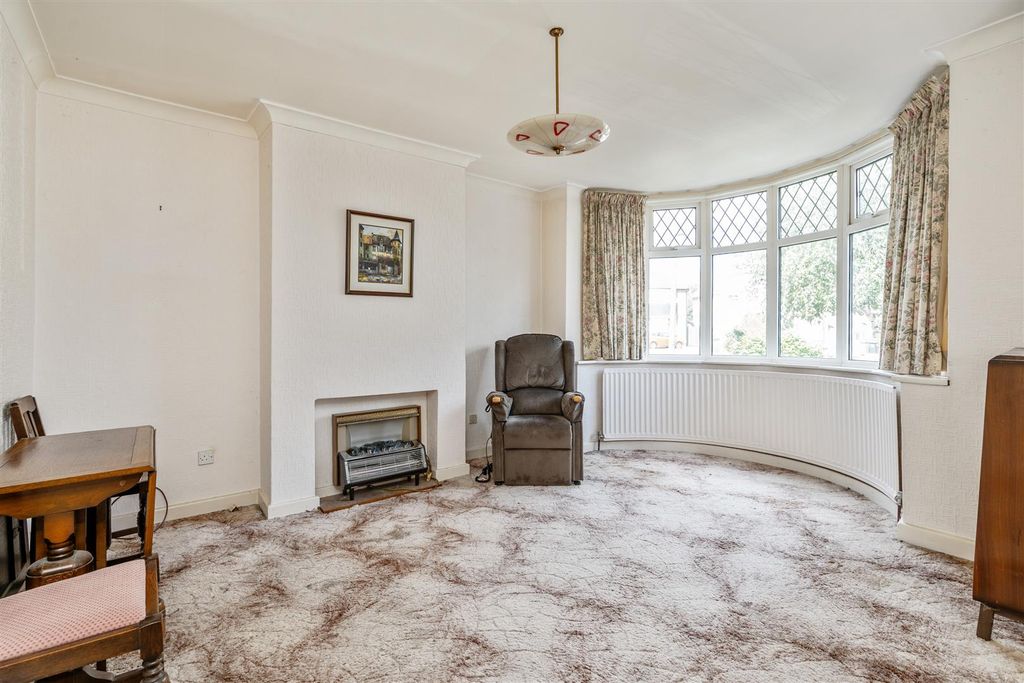 Property photo 3 of 11 77 Greswolde Road_1.Jpg