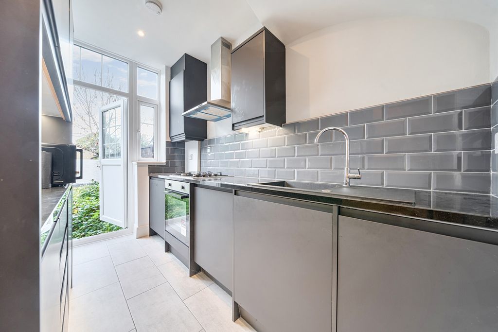 Property photo 3 of 10 Kitchen