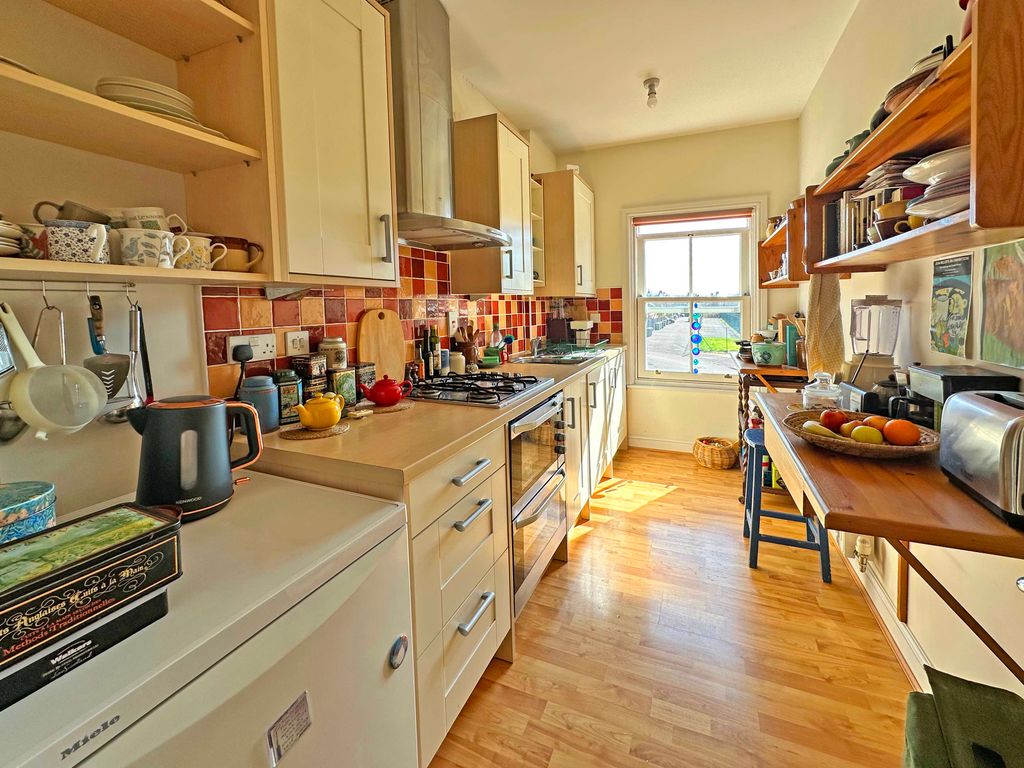 Property photo 3 of 8 4 K
