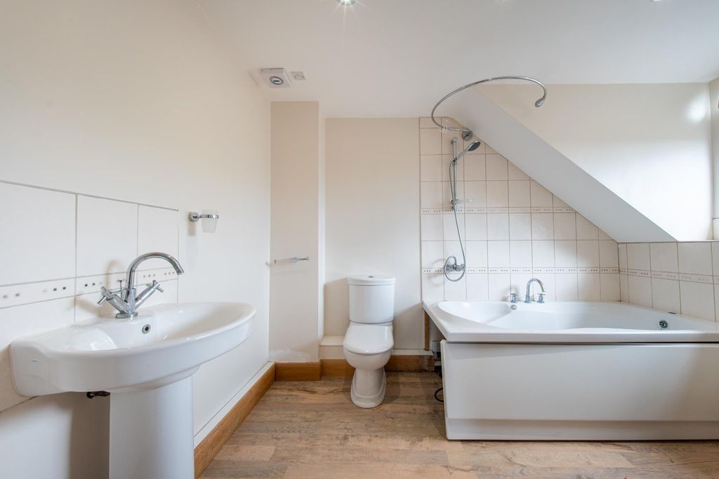 Property photo 3 of 10 Bathroom