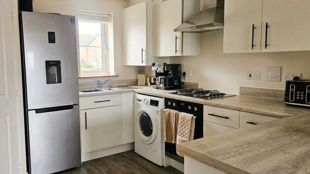 Property photo 3 of 11 Kitchen