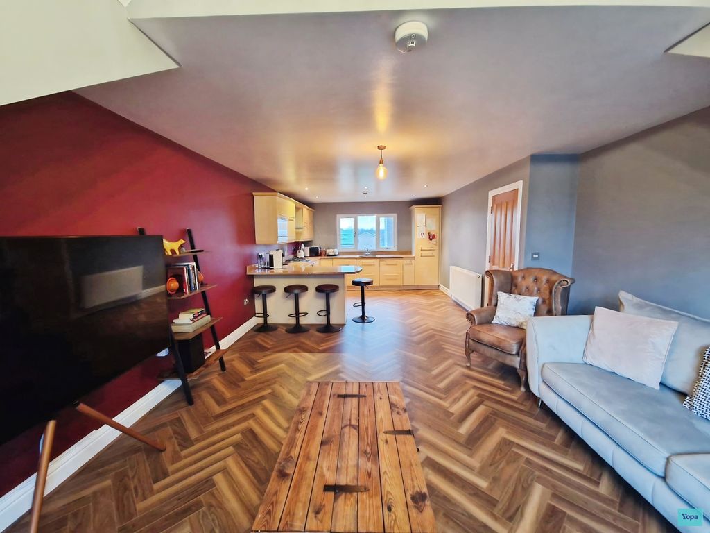 Property photo 3 of 23 Lounge