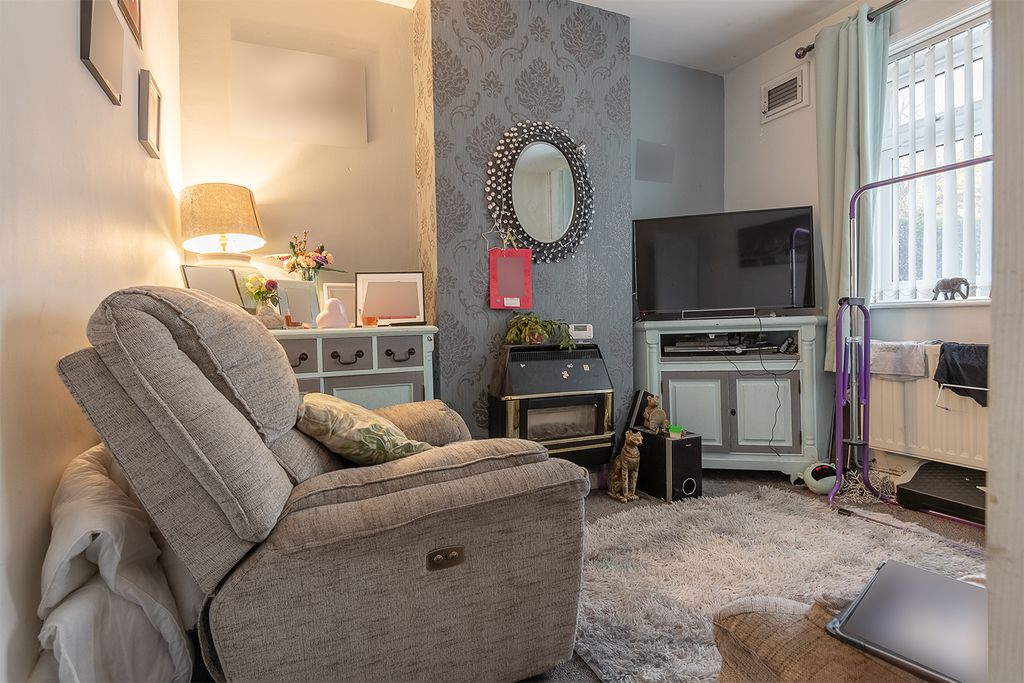 Property photo 2 of 25