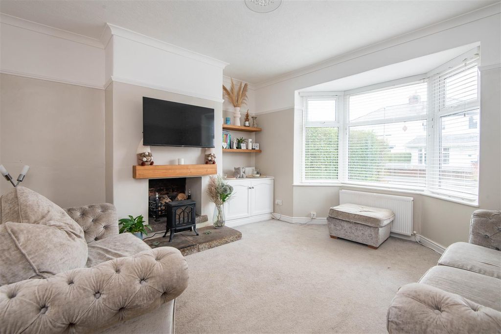 Property photo 2 of 18 Lounge