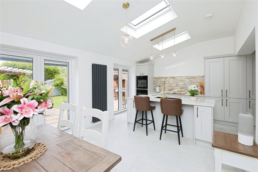 Property photo 3 of 25 Dining Kitchen