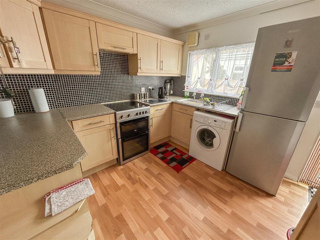 Property photo 3 of 18 Kitchen