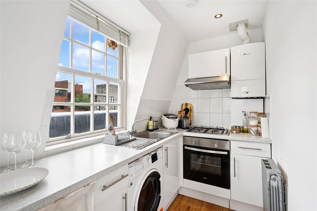 Property photo 3 of 9 Kitchen