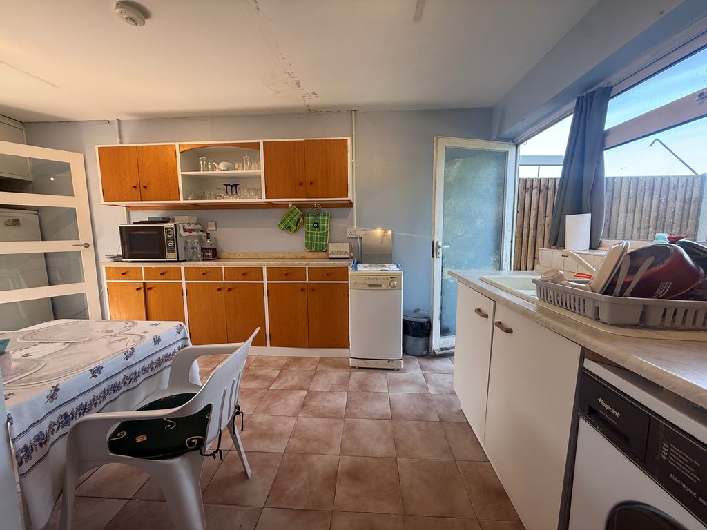 Property photo 3 of 10 Kitchen