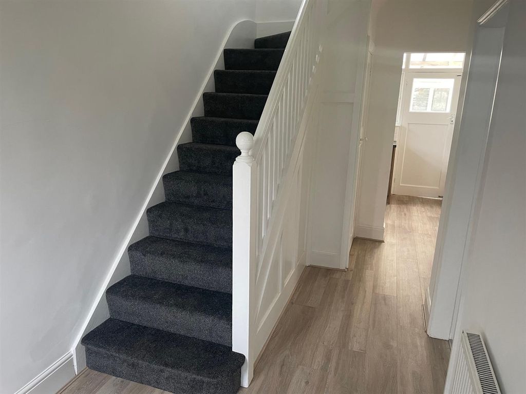 Property photo 2 of 12 Entrance Hall