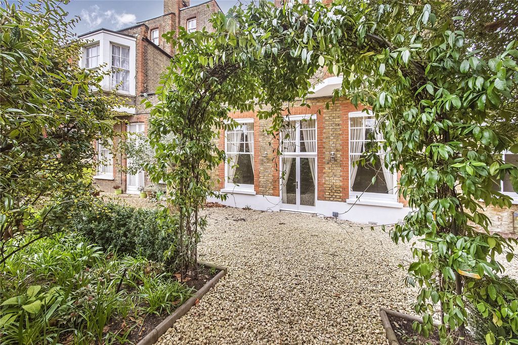 Property photo 1 of 11 Access To Gardens