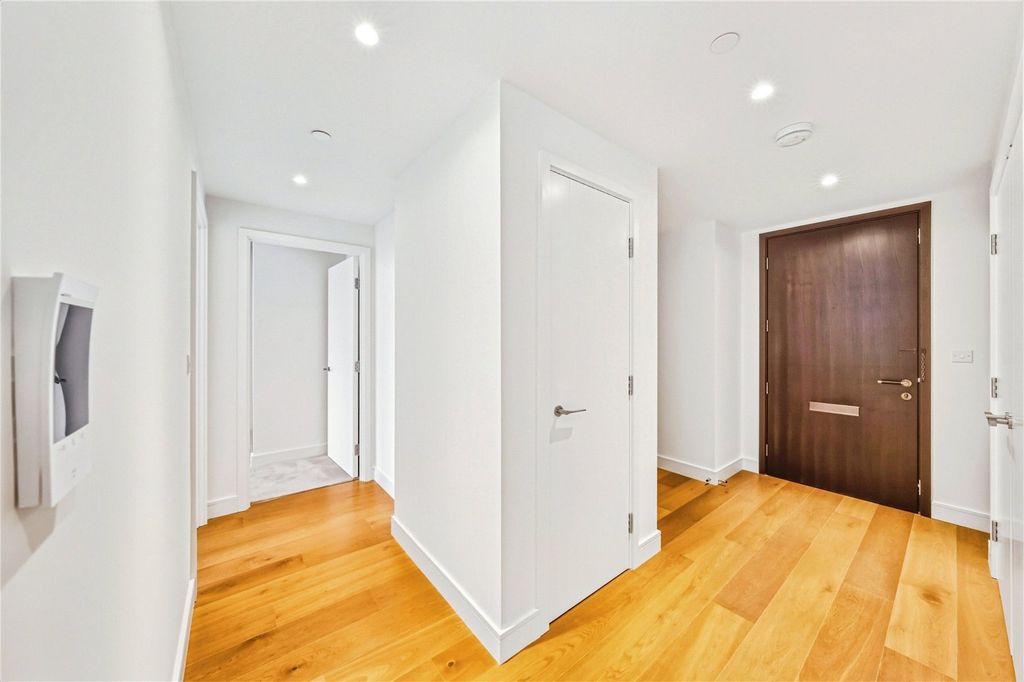 Property photo 3 of 10 Entrance Hallway