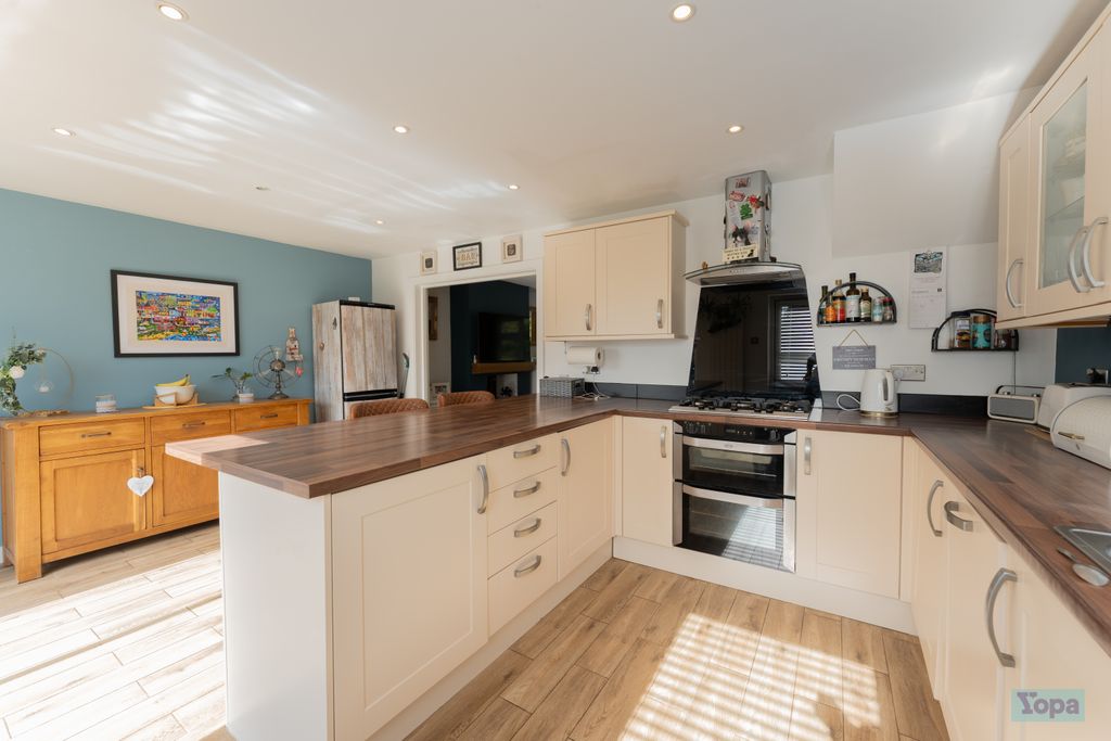 Property photo 3 of 18 Kitchen/Diner