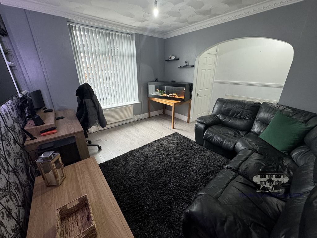 Property photo 3 of 13 Lounge
