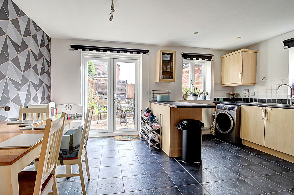 Property photo 3 of 17 Kitchen Dining Room