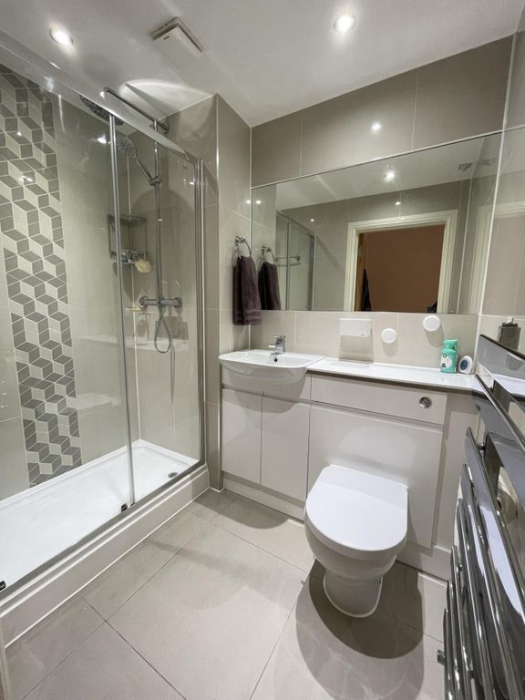 Property photo 1 of 21 En Suite Bathroom
