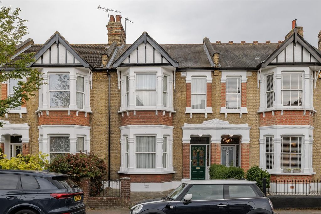 Property photo 1 of 38 Dover Road, E12