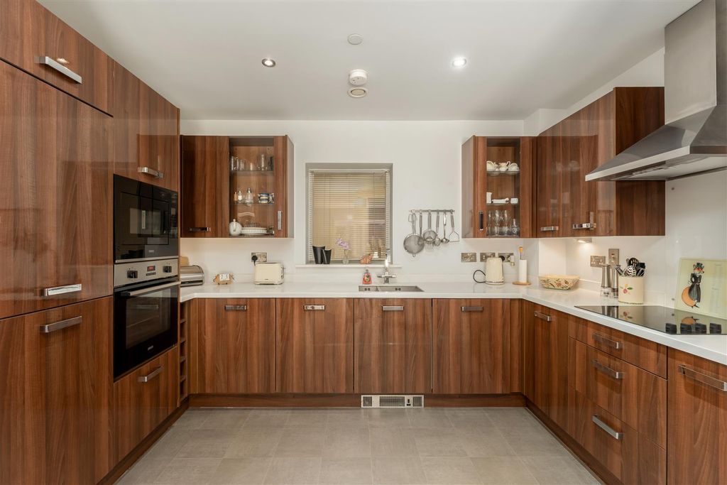Property photo 2 of 16 17 Park Gardens, Banbury-8.Jpg