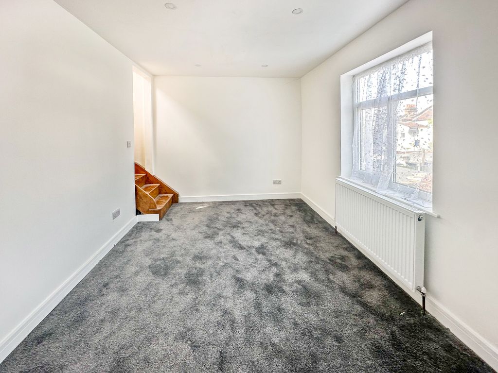 Property photo 2 of 9 37 St Andrews Road, Walthamstow, E17 6Bb