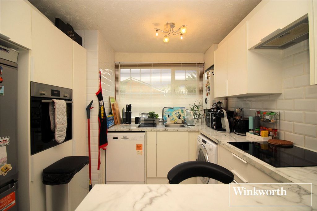 Property photo 2 of 11 Kitchen