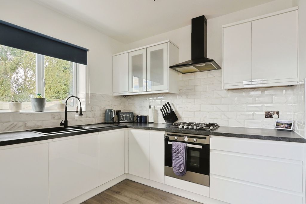 Property photo 3 of 17 Kitchen