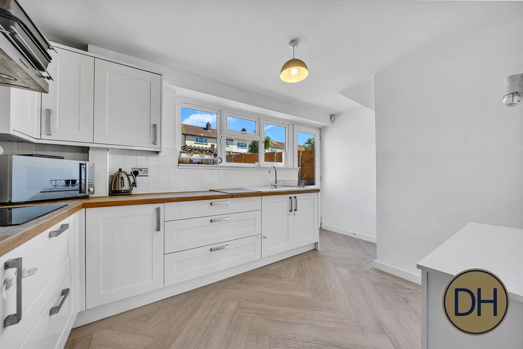 Property photo 2 of 20 Beaconfield Way