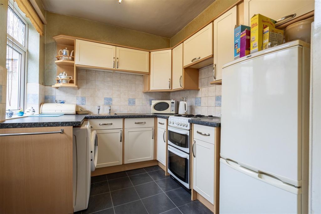 Property photo 3 of 8 Kitchen