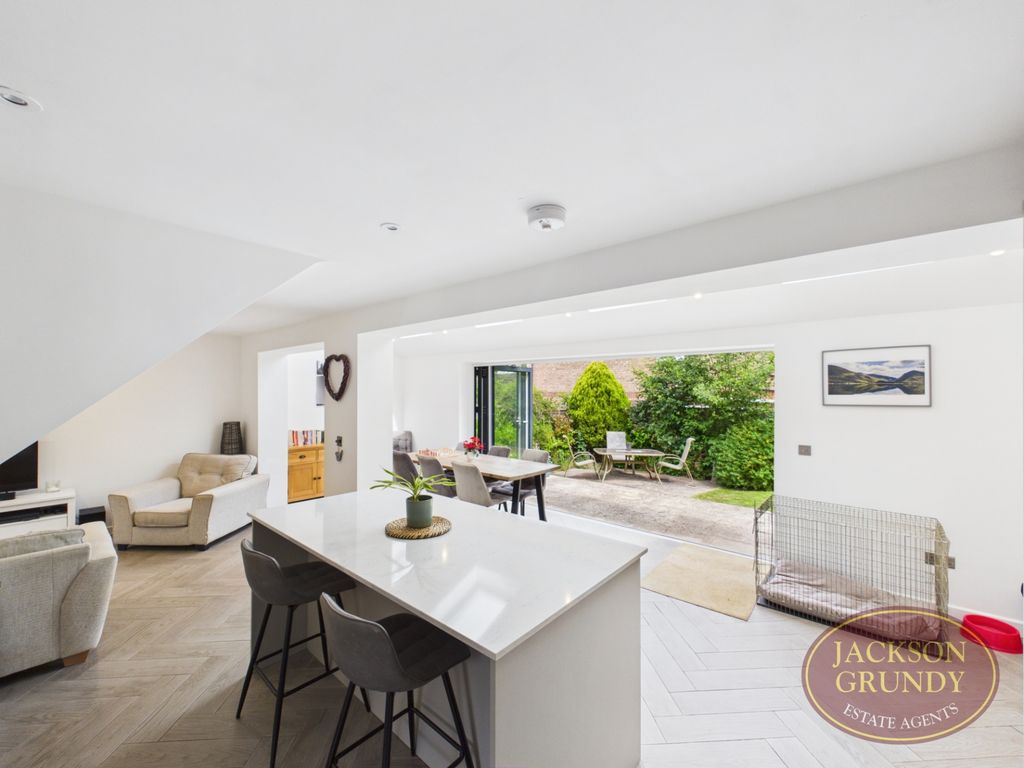 Property photo 2 of 15 St Annes Close