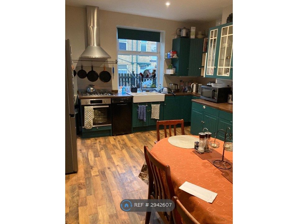 Property photo 3 of 10 Kitchen