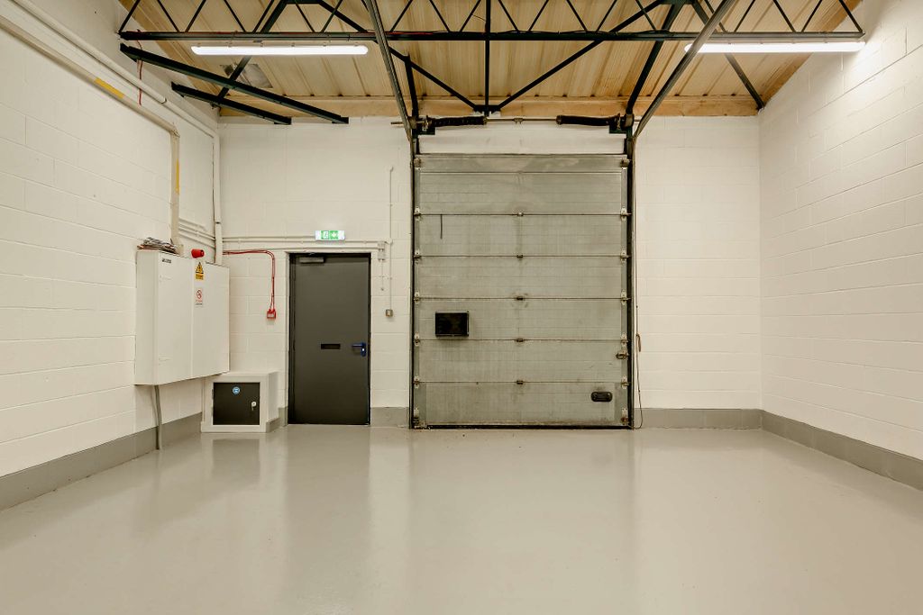 Property photo 3 of 16 8666712-Interior07-800