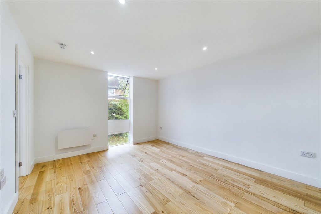 Property photo 3 of 9 Living Room/Kitchen