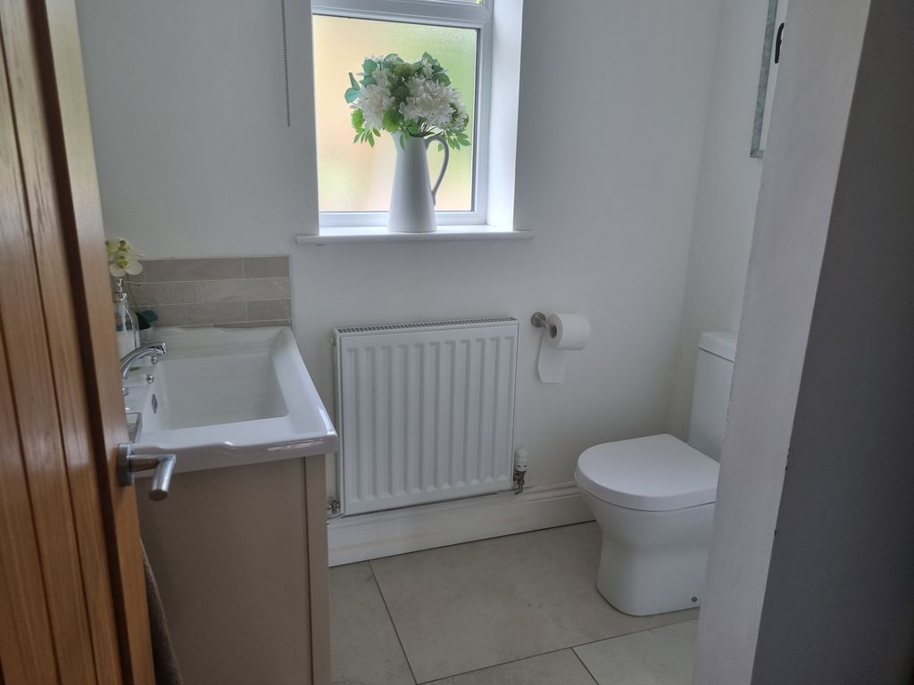 Property photo 2 of 32 Cloakroom/wc